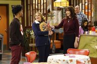 Superior Donuts – (v.l.n.r.) Franco (Jermaine Fowler); Lucy (Annie Mumolo); Randy (Katey Sagal)