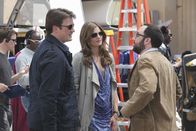 Castle – Am Filmset für "Heat Wave" stellt Castle (Nathan Fillion, l.) dem Regisseur Tony (P.J. Byrne, r.) Kate Beckett (Stana Katic, M.) vor, der sofort von ihr angetan ist.