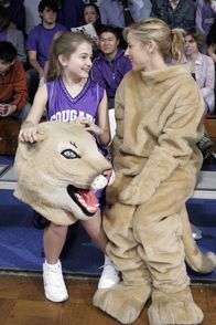 Monk – L-R: Julie Teeger (Emmy Clarke) und Natalie Teeger (Traylor Howard)