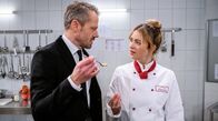 Sturm der Liebe – Greta (Laura Osswald, r.) und Erik (Sven Waasner, l.) versuchen Valentinas Verhalten zu verstehen.