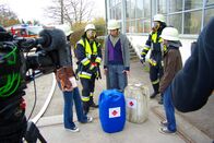 Grips Deutsch – GRIPS Deutsch - Die richtige Information kann lebenswichtig sein, das lernen die Schüler bei der Feuerwehr bei einer Giftunfall-Übung. Um welchen Stoff handelt es sich? Welche Gefahrenhinweise sind zu beachten?
