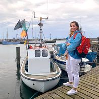 Wunderschön! – Moderatorin Tamina Kallert am kleinen Yachthafen des beliebten Ferienortes Sæby an der ruhigen Ostküste von Nordjütland.