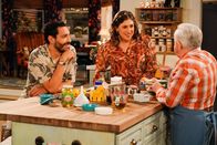 Call Me Kat – (v.l.n.r.) Oscar (Christopher Rivas); Kat (Mayim Bialik); Phil (Leslie Jordan)