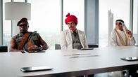 Agent Ranjid rettet die Welt – Agent Ranjid (Kaya Yanar, Mitte) undercover beim Gipfeltreffen der internationalen Verbrecherkönige.