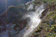 Leben mit Vulkanen – Aus den Fumarolen im Zentrum der Caldera treten Wasserdampf und schwefelhaltige Gase aus – ein Hinweis auf starke unterirdische Aktivität.