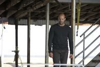 The Mechanic – Als Arthur (Jason Statham) zufällig einen der Männer entdeckt, von denen er dachte, dass sie bei der Südafrika-Mission getötet worden seien, erfährt er, dass nicht Harry die Mission verraten und verkauft hat, sondern Dean es war. Der Dean, der ihn anheuerte, Harry zu töten ...
