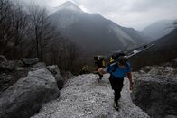 Bergwelten – Wanderung zum Höhleneingang mit Taschen und Ski/Snowboard.