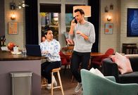 Call Me Kat – Randi (Kyla Pratt, l.); Max (Cheyenne Jackson, r.)