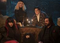 What We Do in the Shadows – v.l.n.r.) Nadja (Natasia Demetriou); Laszlo (Matt Berry)