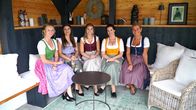 Hoagascht – Conny Bürgler (2.v. rechts) und Bettina Grieshofer (rechts) mit Katharina Raich (links), Katharina Schneider (2.v.links) und Antonia Pleiner (mitte) sitzen in der Tracht im Salettel von Bettina
