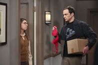 The Big Bang Theory – Sheldons (Jim Parsons, r.) Plan Amy (Mayim Bialik, l.) mit Pennys BH eifersüchtig zu machen, scheint nicht aufzugehen ...