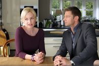 Die Rosenheim-Cops – Kommissar Hansen (Igor Jeftic, r.) vermutet, dass Jana Nehring (Franziska Schlattner, l.) aus Eifersucht zur Mörderin geworden ist.