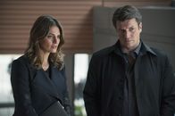 Castle – Nach dem Verbot, mit Beckett (Stana Katic, l.) oder dem 12. Revier zu arbeiten, besorgt sich Castle (Nathan Fillion, r.) eine Zulassung als Privatdetektiv ...