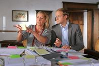Die Rosenheim-Cops – L-R: Marie (Karin Thaler) and Felix Seitz (Gabor Biedermann)
