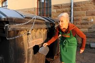 SOKO Stuttgart – Bio-Supermarkt-Leiterin Klara Beil (Hedi Kriegeskotte) kann es nicht fassen: Um an die Lebensmittel-Abfälle zu kommen, hat jemand den Container aufgesägt.