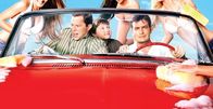 Two and a Half Men – (5. Staffel) - At the Carwash: Charlie (Charlie Sheen, vorne r.), Alan (Jon Cryer, vorne l.) und Jake (Angus T. Jones, vorne M.) ...