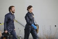Bones - Die Knochenjägerin – Hodgins (TJ Thyne) und Brennan (Emily Deschanel) bei der Tatortbegehung: In einem umgestürzten Müllwagen wird eine völlig verweste Leiche eines seit drei Wochen verschwundenen Jugendlichen gefunden.
