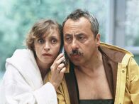 Der Job seines Lebens – Was ein Ministerpräsident so alles tun muss: Erwin (Wolfgang Stumph) und Erika Strunz (Katharina Thalbach) staunen.; hr-fernsehen DER JOB SEINES LEBENS, Spielfilm, Deutschland 2003, Regie: Rainer Kaufmann Uhr. Was ein Ministerpräsident so alles tun muss: Erwin (Wolfgang Stumph) und Erika Strunz (Katharina Thalbach) staunen.