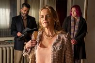 WIR – Marita (Julia Blankenburg, M.) schaut sich eine Wohnung an und macht vor dem Makler (Tamer Yigit, l.) eine anzügliche Bemerkung. Katha (Bineta Hansen, r.) ist davon nicht begeistert.