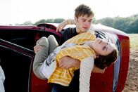 Polizeiruf 110 – Martin (Christopher Reinhardt) hat Nadine (Lisa Tomaschewsy) aus dem Unfallwagen geborgen. er glaubt, Nadine sei tot.