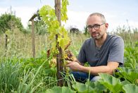 Garten & Lecker – Zum Finale geht es nach Warburg in Ostwestfalen. Auf 10.000 qm legt Torben Sauerland einen essbaren Waldgarten an. Nach den Regeln der Permakultur soll hier ein sich selbst erhaltendes Ökosystem entstehen, in dem der Minimalist im selbst gebauten 15qm Tiny Haus aus Lehm auch leben möchte. Der ehemalige IT-Projektmanager hat sein Leben komplett umgekrempelt, den Job an den Nagel gehängt, um im Einklang mit der Natur leben zu können.