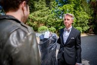 Sturm der Liebe – Henry (Elias Reichert, li., mit Martin Müller, re.) ist zuversichtlich, wenigstens Maxi aus Sophias Schusslinie bringen zu können.