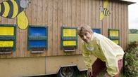 Löwenzahn – Fritz (Guido Hammesfahr) verspricht gut auf Bienen und Wagen aufzupassen, wenn Sven verreist. Noch weiß er nicht, dass über Nacht alles verschwindet.