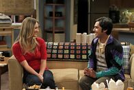 The Big Bang Theory – Nach ihrer gemeinsamen Nacht hat versteckt sich Penny (Kaley Cuoco, l.) vor Rajesh (Kunal Nayyar, r.), doch ihm gelingt es, sie ausfindig zu machen ...
