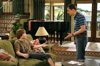 Two and a Half Men – Jake Harper (Angus T. Jones, l.); Alan Harper (Jon Cryer, r.)