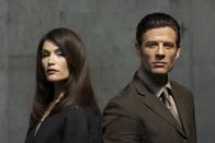 Montagskino im ZDF - Made in Europe: Rogue Agent - Er liebt nur dich – Nachdem Alice (Gemma Arterton, l.) auf den Hochstapler und Liebesbetrüger Robert (James Norton, r.) hereinfällt, setzt sie alles daran, um ihn zur Strecke zur bringen.