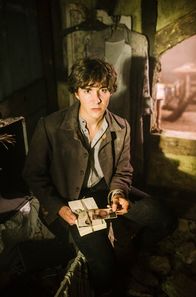 Armans Geheimnis – Arman (Francois Goeske) ist erschüttert als er ein Bild von Rosalie entdeckt.
