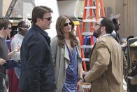 Castle – Am Filmset für "Heat Wave" stellt Castle (Nathan Fillion, l.) dem Regisseur Tony (P.J. Byrne, r.) Kate Beckett (Stana Katic, M.) vor, der sofort von ihr angetan ist.