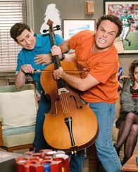 The Goldbergs – Geoff Schwartz (Sam Lerner, l.); Barry Golderg (Troy Gentile, r.)