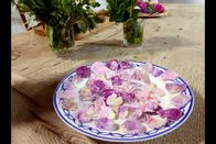 Cuisine Royale – Die kandierten Rosenblätter werden auf Schloss Hex zum Dessert gereicht.