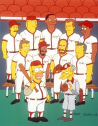 Die Simpsons – Die betriebseigene Baseballmannschaft von Mr. Burns (vorne r.) tritt im Städtewettkampf an. In der Regel ist diese Mannschaft nicht besonders erfolgreich. Diesmal aber tritt Homer (vorne l.) mit einem selbst gebastelten Schläger an ...