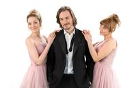 Sturm der Liebe – Alexander Milz (M.) als William Newcombe, Victoria Reich (l.) als Ella Kessler und Julia Alice Ludwig (r.) als Rebecca Herz