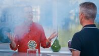 Die Ernährungs-Docs – Nebel an Bord: Auf dem Hausboot will Matthias Riedl herausfinden, wie Timo W. den „Gehirnnebel“ erlebt – eines von vielen Symptomen seiner Post Covid-Erkrankung.; NDR Fernsehen DIE ERNÄHRUNGS-DOCS, "Iss Dich gesund!" Uhr. Nebel an Bord: Auf dem Hausboot will Matthias Riedl herausfinden, wie Timo W. den „Gehirnnebel“ erlebt – eines von vielen Symptomen seiner Post Covid-Erkrankung.