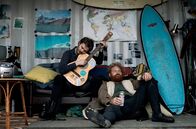 Twin – Der Surfer Eric (Kristofer Hivju) und der Polizist Frank (Gunnar Eiriksson, li.) sind gute Freunde.