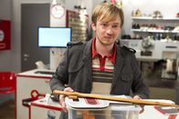 Danni Lowinski – Muss Abschied nehmen von der Einkaufspassage und seinen Freunden: Hannes (Tino Mewes) ...