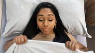 Puls – «Puls»-Host Tama James-Vakeesan liegt mit geschlossenen Augen im Bett.