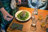 Küchen der Welt – Haggis ist das schottische Nationalgericht: Der mit Innereien, Graupen und Hafermehl gefüllte Schafsmagen ähnelt einem Rugbyball.