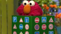 Sesamstraße – Interessiert sich für Verkehrsschilder: Elmo