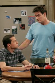 Two and a Half Men – (v.li.) Jon Cryer (Alan), Charlie Sheen (Charlie).