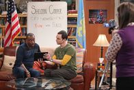 The Big Bang Theory – Die letzte Aufzeichnung von "Spaß mit Flaggen" steht bevor. Während Amy (Mayim Bialik, r.) filmt, nimmt Sheldon (Jim Parsons, M.) mit Gaststar LeVar (LaVar Burton, l.) schweren Herzens Abschied ...