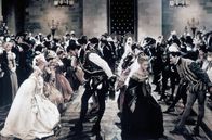 Die Prinzessin von Cleve – Frankreich im Jahr 1559: König Henri II. (Raymond Gérôme, 2.v.l.) lässt im Louvre einen Ball zur Feier der Hochzeit des Prinzen von Cleve mit der blutjungen Mademoiselle de Chartres (Marina Vlady, li.) ausrichten.