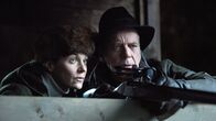 Tatort – Haben ihre Beute im Visier: Die Pharma-Unternehmer Dr. Bürli (Heinrich Cuipers, r) und Dr. Freya Freitag (Jeanette Hain, l) wollen bei der Jagd ihr Geschäft perfekt machen.