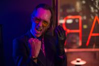Dom Hemingway – Ein bisschen Knast hält Dom Hemingway und seinen Kollegen Dickie (Richard E. Grant) doch nicht auf: Nach zwölf Jahren im Gefängnis sind die beiden bereit für neue Untaten, schließlich haben sie nie einen Cent der Beute gesehen, für deren Tat Dom sogar hinter Gittern wanderte ...