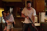 Machine Gun Preacher – Lynn (Michelle Monaghan, l.) mit Paige (Ryann Campos), Sam (Gerald Butler, r.)