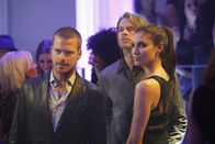Navy CIS: L.A. – Um einen neuen Fall aufzudecken müssen Marty Deeks (Eric Christian Olsen, M.), Callen (Chris O'Donnell, l.) und Kensi (Daniela Ruah, r.) undercover in einem angesagten Club ermitteln ...