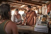 The Tourist - Irisches Blut – Gemeinsam mit der Bed-and-Breakfast-Betreiberin Sue (Genevieve Lemon) versucht der Fremde (Jamie Dornan) die letzten Stationen vor seinem Unfall ausfindig zu machen. Der Souvenirshop bei den "Steinmännern" im Outback ist ein erster Anhaltspunkt.